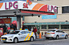 A driver pumps gas into a car at a gas station in Seoul on Tuesday. Since Russia's invasion of Ukraine, global liquefied petroleum gas (LPG) prices have soared, also affecting local prices. LPG distributors E1 and SK Gas announced they will both increase LPG prices by 60 won (5 cent) per kilogram starting Tuesday. A kilogram of E1's commercial LPG now retails for 1,387.8 won, up 4.5 percent, and 1,389.36 won for SK Gas, up 3.7 percent. [YONHAP]