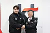 Park Byung-ho, left, shakes hands with KT Wiz CEO Nam Sang-bong after signing a three-year contract with the KT Wiz on Wednesday. [YONHAP]