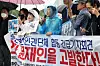 North Korean defectors and human rights' groups hold a press conference in the rain outside the National Assembly in southern Seoul on Wedneday in response to the release of photos showing the fishermen's repatriation. [YONHAP]