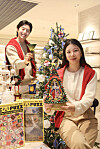 Models present Christmas items at Pishon, a lifestyle gift shop operated by Shinsegae Department Store, which on Dec. 23 introduced a curated selection of products designed to add a festive touch to the holiday season. [YONHAP]