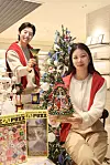 Models present Christmas items at Pishon, a lifestyle gift shop operated by Shinsegae Department Store, which on Dec. 23 introduced a curated selection of products designed to add a festive touch to the holiday season. [YONHAP]