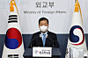 Korean Foreign Minister Chung Eui-yong answers questions during a press conference at the Foreign Ministry in central Seoul Wednesday. [JOINT PRESS CORPS]