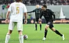 Diego Forlan dribbes past Carles Puyol [NEWS1]