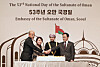 Dignitaries celebrate the 53rd National Day of Oman at the Lotte Hotel in central Seoul on Monday. From right, First Vice Land Minister Kim Oh-jin, Omani Ambassador to Korea Zakariya bin Hamad Al Saadi, Democratic Party Rep. Jung Choun-sook and Abdullah Bin Ali Al Amri, chairman of Oman’s Environment Authority, cut a cake during the event. [PARK SANG-MOON]