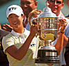 Kim Ju-yun holds up the U.S. Women's Open trophy after winning the tournament in Cherry Hills Village, Colorado on June 26, 2005. [REUTERS/YONHAP]