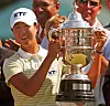 Kim Ju-yun holds up the U.S. Women's Open trophy after winning the tournament in Cherry Hills Village, Colorado on June 26, 2005. [REUTERS/YONHAP]