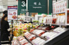People at the vegetable section of a supermarket in Seoul on Sunday. As Koreans prepare for this year’s Chuseok harvest festival later this month, fruits became more expensive while vegetables became cheaper compared to the year before. According to the Korea Agro-Fisheries & Food Trade Corporation, the wholesale prices of apples and pears increased 60.9 percent and 26.9 percent, while prices for cabbages and white radishes each fell 51 and 29.7 percent. [YONHAP]