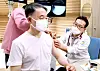 Health Minister Park Neung-hoo gets a flu shot in a hospital in Seoul on Oct. 27. [NEWS1]