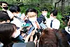 Reporters flock around the attorney of Yoo Dong-gyu, a key suspect in a land development scandal in Seongnam, Gyeonggi, who was questioned at the Seoul Central District Court in Seocho District, southern Seoul, Sunday. [NEWS1]