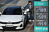 A man fills up his car at a gas station in Seoul on Sunday. Average gasoline prices nationwide rose on week by more than 30 won ($0.03) per liter, or 1.7 percent, to 1,762.8 won per liter in the fourth week of October. The government will cut fuel taxes by 20 percent from Nov. 12 to help ease the burden on households and companies due to hefty oil prices. [YONHAP]