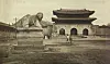 This 1910 photograph of Gwanghwamun shows the initial location of the 'haetae' (a legendary creature in Korea) statue. [SEOUL METROPOLITAN GOVERNMENT]