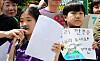 A young environmental activist asks for prompt ruling on petitions filed against the government's insufficient response to climate change during a press conference held in front of the Constitutional Court in central Seoul on Tuesday, ahead of the first public hearing on the case the same day. [NEWS1]