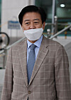 Democratic Party Rep. Noh Woong-rae walks out of the National Assembly in Yeouido, western Seoul, Monday. [YONHAP]