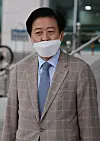 Democratic Party Rep. Noh Woong-rae walks out of the National Assembly in Yeouido, western Seoul, Monday. [YONHAP]