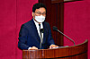 Rep. Lee Sang-jik, an independent lawmaker and former member of the ruling Democratic Party, speaks at the National Assembly on Wednesday, urging lawmakers to vote down an arrest motion against him. Lee, founder of Eastar Jet, is a suspect for alleged embezzlement and breach of trust. [YONHAP]