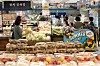 People shop for food at a discount supermarket in Seoul on Wednesday. Consumer prices rose 2.3 percent in July from a month earlier, showed Statistics Korea data on the same day, marking the slowest growth in 25 months. [NEWS1]
