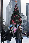 Visitors to the Seoul Plaza ice rink in Jung District, central Seoul, enjoy ice skating on Friday, the opening day. [NEWS1]