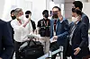 Sung Kim, left, the U.S. special representative for North Korea, waves goodbye as he departs from Incheon International Airport Wednesday, concluding a five-day trip to Seoul to discuss Pyongyang policy. [NEWS1]