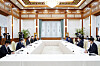 President Moon Jae-in, third from left, and Democratic Party leader Lee Nak-yon, seond from right, hold a meeting at the Blue House on Wednesday. [YONHAP]