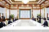 President Moon Jae-in, third from left, and Democratic Party leader Lee Nak-yon, seond from right, hold a meeting at the Blue House on Wednesday. [YONHAP]