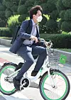 New opposition leader Lee Jun-seok wears a backpack and rides a bike to report to work in the National Assembly on June 13. [OH JONG-TAEK]