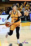 Park Ji-su plays the ball on Monday against Incheon Shinhan Bank S-Birds at Cheongju Gymnasium in Cheongju, North Chungcheong. [WKBL]