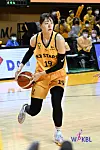 Park Ji-su plays the ball on Monday against Incheon Shinhan Bank S-Birds at Cheongju Gymnasium in Cheongju, North Chungcheong. [WKBL]