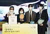 From left: Head of Gangnam District Office Jeong Sun-gyun, his wife Choi Kyeong-mi, Jaehyun and Doyoung of boy band NCT 127. [NEWS1]
