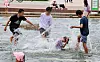 Kids splash around in the water at a fountain in Yeouido Hangang Park in western Seoul on Sunday, as the midday temperature in Seoul rose to an early summer-like weather of 28 degrees Celsius (82 degrees Fahrenheit). Nationwide temperatures next week are expected to drop to a high of 23 degrees Celsius on Tuesday, but is expected to surge to a high of 31 degrees Celsius on Saturday. [YONHAP]