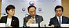 Acting Seoul Mayor Seo Jeong-hyup, center, with Land Minister Kim Hyun-mee, left, and Finance Minister Hong Nam-ki announcing the 23rd government real estate measures at the government's complex in central Seoul on Tuesday. [YONHAP]