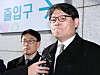 In this file photo, Lee Kwang-cheol, presidential secretary for civil affairs, right, enters the Seoul Central District Prosecutors' Office on Jan. 29, 2020, to be questioned about allegations that Blue House officials had tried to influence an Ulsan mayoral election in 2018.  [YONHAP]