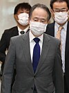 Japanese Ambassador Koji Tomita leaves the Korean Foreign Ministry in central Seoul on Monday after Korea lodged a protest over Tokyo's failure to implement measures to commemorate forced labor victims during World War II in a new information center in Tokyo on Meiji-era industrial sites. [YONHAP]