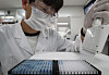 A lab researcher at the Korea Research Institute of Bioscience and Biotechnology demonstrates a Covid-19 antibody test kit at the institute in Daejeon on Tuesday. According to the lab, the test kit accuracy on those who have been infected was 94.4 percent, while the accuracy on confirming the negative status of subjects is 100 percent. The test only took 15 minutes. The Korean Ministry of Science and ICT plans to apply for Emergency Use Authorization from the U.S. Food and Drug Administration based on the test results. [NEWS1]