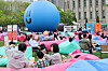 Families loiter in the sun, reading books at an outdoor library in front of Seoul City Hall in downtown Seoul on Sunday afternoon. Seoul Outdoor Library, operated by the Seoul Metropolitan Library and organized by the city government, allows people visiting Seoul Plaza to freely borrow and read books in the open space. It will run to through Nov. 10 at Seoul Plaza, Gwanghwamun Square and the Cheonggye Stream in central Seoul. [YONHAP]