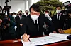 Yoon Seok-youl, the presidential candidate for the main opposition People Power Party (PPP), signs the guest book at the Seoul National Cemetery in Dongjak District, southern Seoul, Monday morning as his first official activity as the PPP’s presidential candidate. He wrote: “I will open an era of national victory by upholding the will of the ancestors.” [NEWS1]