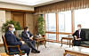 Korean Ambassador to Iran Ryu Jeong-hyun, right, in a meeting with Abdolnaser Hemmati, governor of the Central Bank of Iran, in the Korean Embassy in Tehran on Monday. [IRANIAN GOVERNMENT]