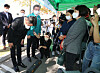 Chung Ji-sun, group chairman of Hyundai Department Store, apologizes to families of those who died of in the Hyundai Premium Outlet fire, on Tuesday. [NEWS1]
