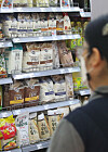 Flour is displayed on at a discount mart in Seoul on Tuesday as concerns grow over the recent spike in grain prices. International grain prices have risen to an eight-year high since 2013. [NEWS1]