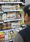 Flour is displayed on at a discount mart in Seoul on Tuesday as concerns grow over the recent spike in grain prices. International grain prices have risen to an eight-year high since 2013. [NEWS1]