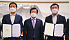 Rep. Kim Gi-hyeon, floor leader of the main opposition People Power Party, left, and Rep. Yun Ho-jung, floor leader of the ruling Democratic Party, right, hold agreements at the office of National Assembly speaker Park Byeong-seug, center, on Friday. They struck a deal that day that the ruling party will end its control of all 18 National Assembly committees and allow the opposition to chair seven in the final two years of the 21st National Assembly. [YONHAP]