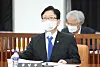 Vice Unification Minister Suh Ho attends a parliamentary hearing on Monday, where he told lawmakers about the ministry's plan to scrap a bartering deal with North Korea. [YONHAP]
