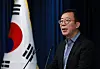 Hong Chul-ho, the senior presidential secretary for political affairs, announces that President Yoon Suk Yeol will meet Democratic Party leader Lee Jae-myung on Monday during a press briefing at the presidential office in Yongsan District, central Seoul, on Friday. [YONHAP]