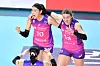 The Incheon Heungkuk Life Pink Spiders' Kim Yeong-koung, left, celebrates with her teammate Jelena Mladjenovic during a V League game against Daejeon KGC at Samsan World Gymnasium in Incheon on Saturday. [YONHAP]