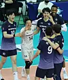 The Incheon Korean Air Jumbos, including libero Oh Eun-ryul, second from left, cheer during the second game of the V league championship series at Gyeyang Arena in Incheon on Monday. [NEWS1]