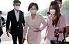 Justice Minister Choo Mi-ae, center, is hounded by reporters as she goes to work at the ministry on Thursday. [YONHAP]