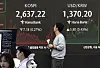 A screen in Hana Bank's trading room in central Seoul shows the Kospi closing at 2,637.22 points on May 27, down 7.18 points, or 0.27 percent, from the previous trading session. [YONHAP]