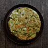 Haemul Pajeon, a Korean style savory pancake made mostly with scallions accompanied by all kinds of seafood, is widely loved for its crunchy texture that embraces the softer inside. Many Koreans usualy pair the dish with makgeolli, fermented rice drinks. The combnation of the two are most sought after on a rainy day. [AGENCE NEROLI]