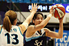 Kim Dan-bi of Incheon Shinhan Bank plays the ball against Hana One Q on Monday at Incheon Dowon Gymnasium in Incheon. [YONHAP]