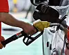 A customer pumps gas at a gas station in Seoul on Aug. 2. Some 70 gas stations in Korea went out of business over the past six months. [NEWS1]