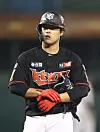 Kang Baek-ho of the KT Wiz reacts after hitting a double durng a game against the Hanwha Eagles on Oct. 30. [YONHAP]